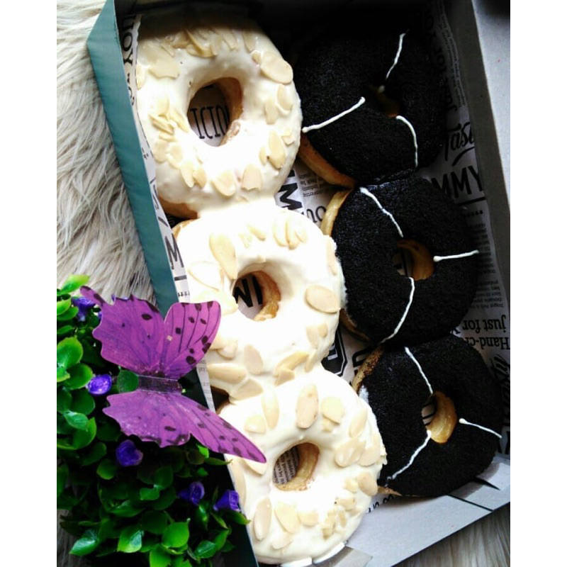 

Donat kentang Oreo vs Milk Almond isi 6 per box