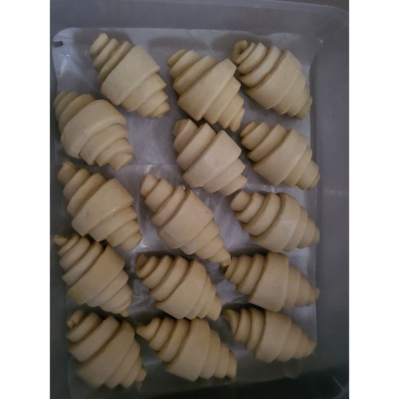 

Homemade Croissant ready to bake croissant dairy/non dairy adonan croissant fresh made size besar