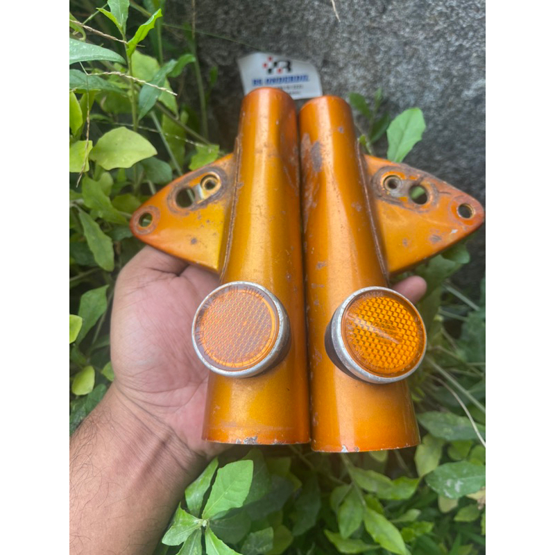 Kupingan Lampu depan CB100 original paint