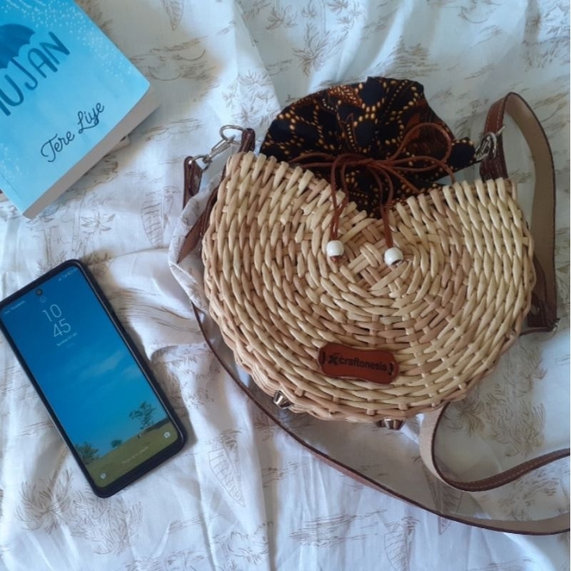 CraftonesiaTasAghniTasSelempangAnyamanKertasKoran