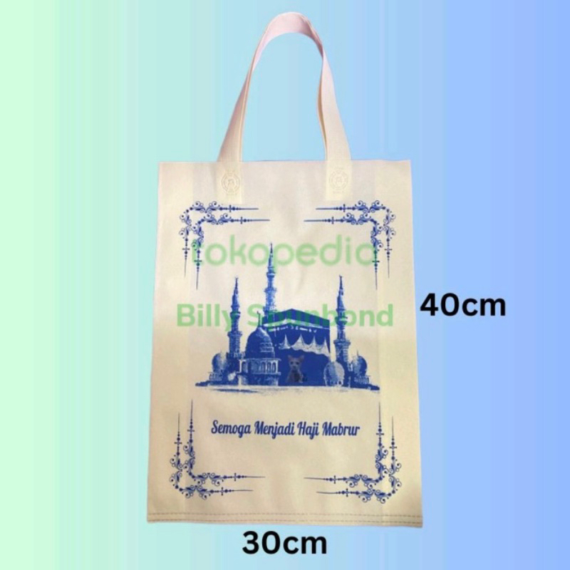 

Tas Spunbond Gambar KABAH, Haji MABRUR, Tas Naik Haji, Ukuran 30x40,Tas Bahan Kain, Oleh Oleh Umroh, Tas Umroh,Tas Sembako