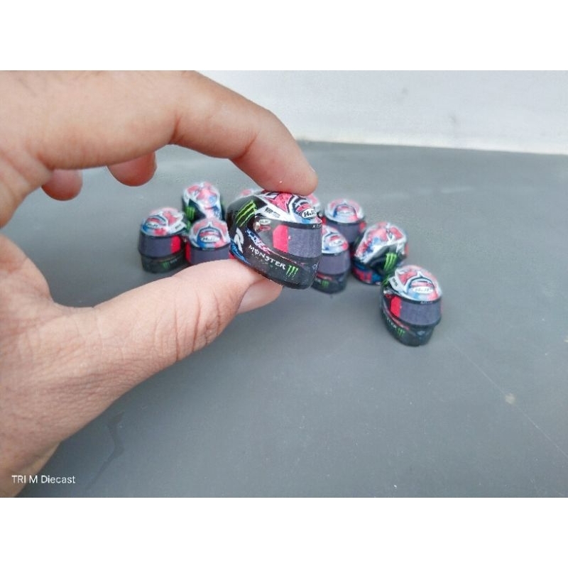 Miniatur helm fabio Quartararo spesial Le Mans Skala 1:12