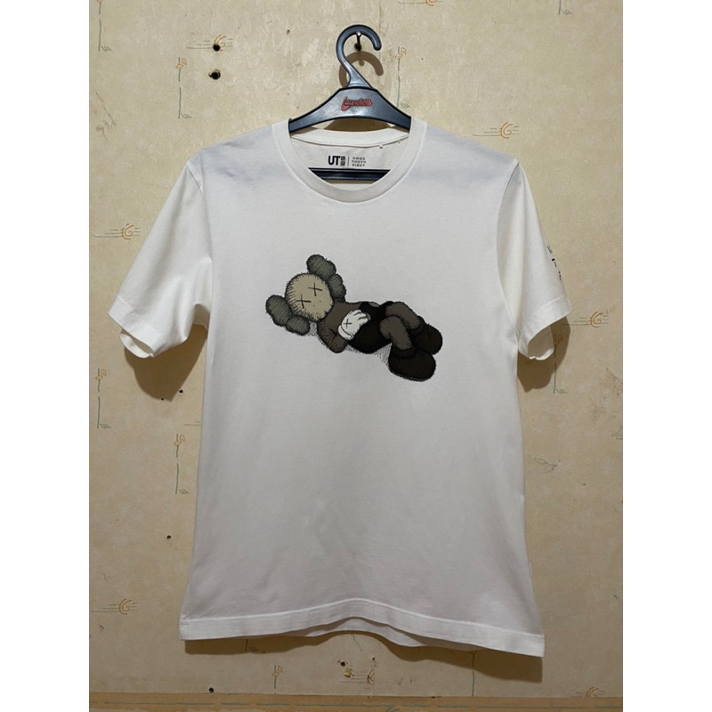 Kaos T Shirt UNIQLO UT x KAWS Tokyo First White Size M Original