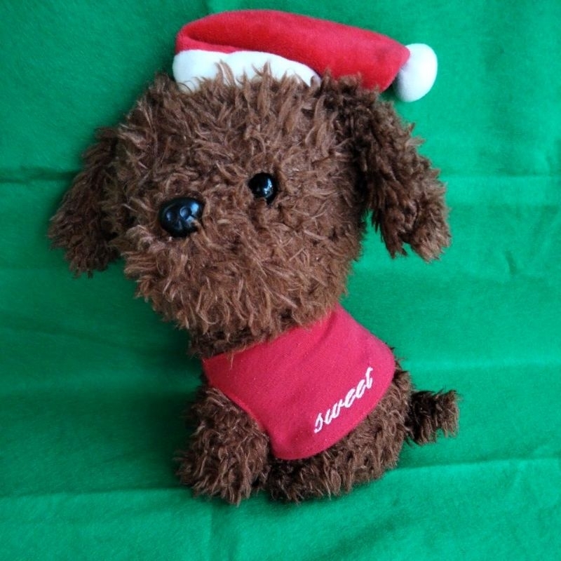 boneka kecil hewan animal animals guguk coklat Coco anjing dog bulu miniso baju merah kostum topi Santa natal miniso