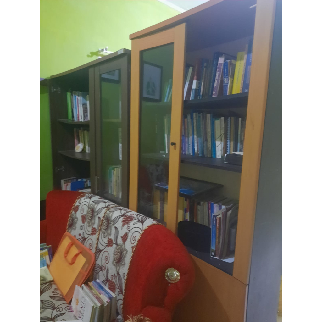 lemari buku kaca