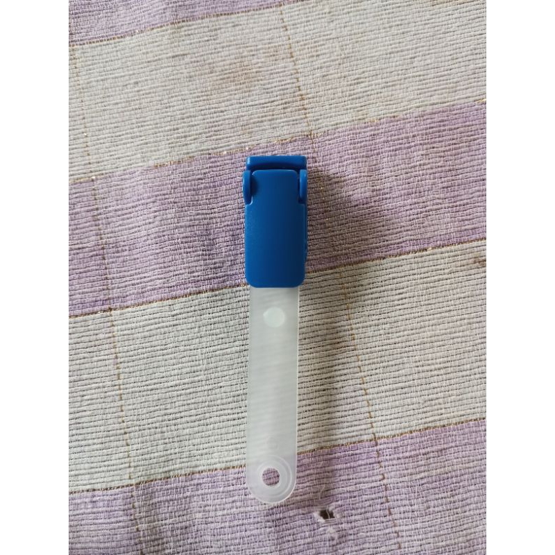 

Jepitan penjepit id card name tag kerang biru plastik karyawan bank