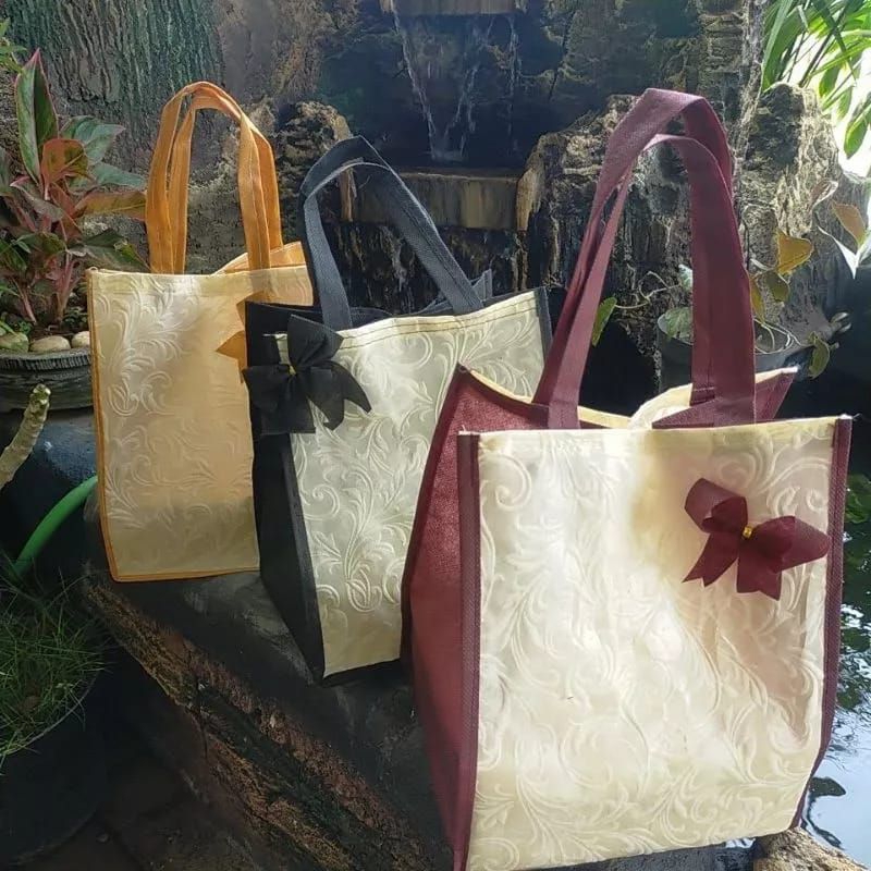 

Tas hajatan box 22 tas embos goodie bag 22 harga per lusin