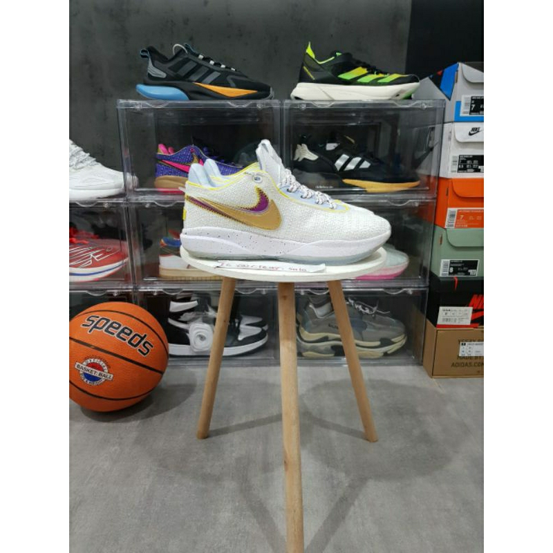 Sepatu Lebron 20 White Yellow Gold