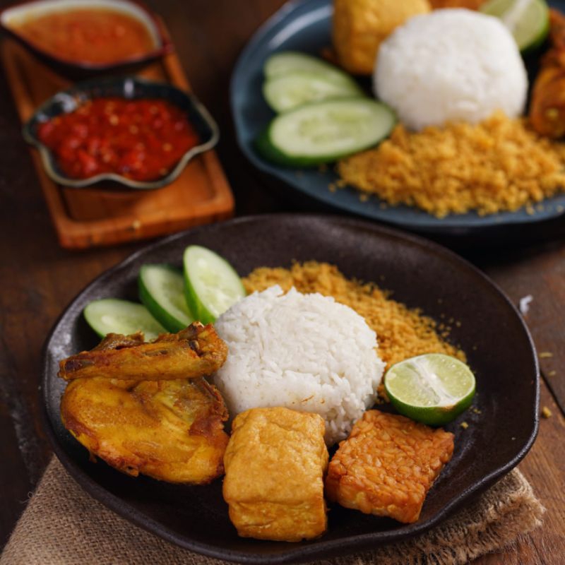 

Ayam ungkep goreng kremes Bu Tin / Ayam pejantan