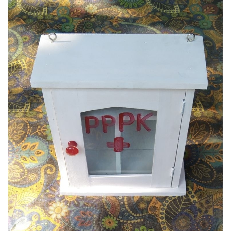 Kotak Penyimpan Obat/ Kotak P3K Kayu