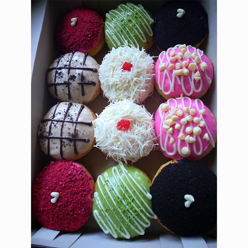 

Donat topping premium campur 1 box isi 12 pcs