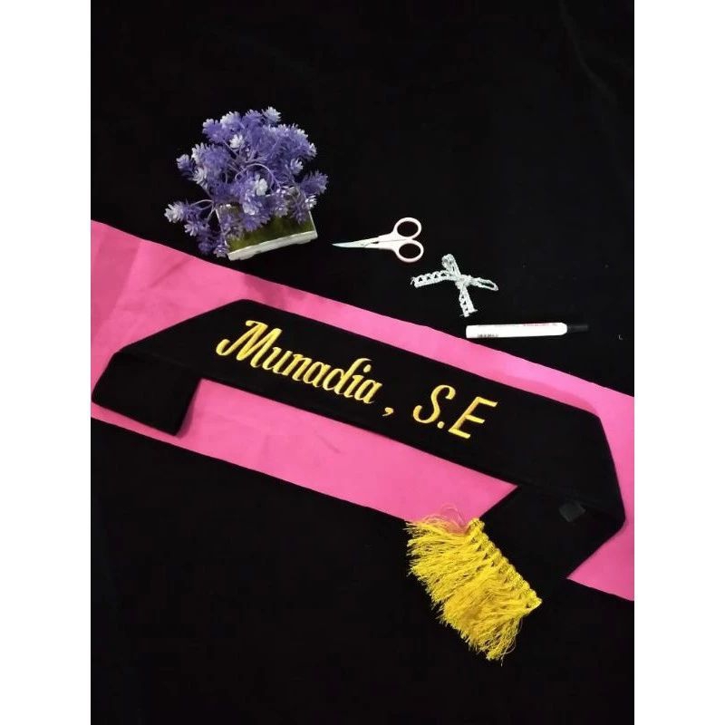 SELEMPANG WISUDA BORDIR KOMPUTER BAHAN BLUDRU/ BALDU RUMBAI (1 HARI SELESAI)