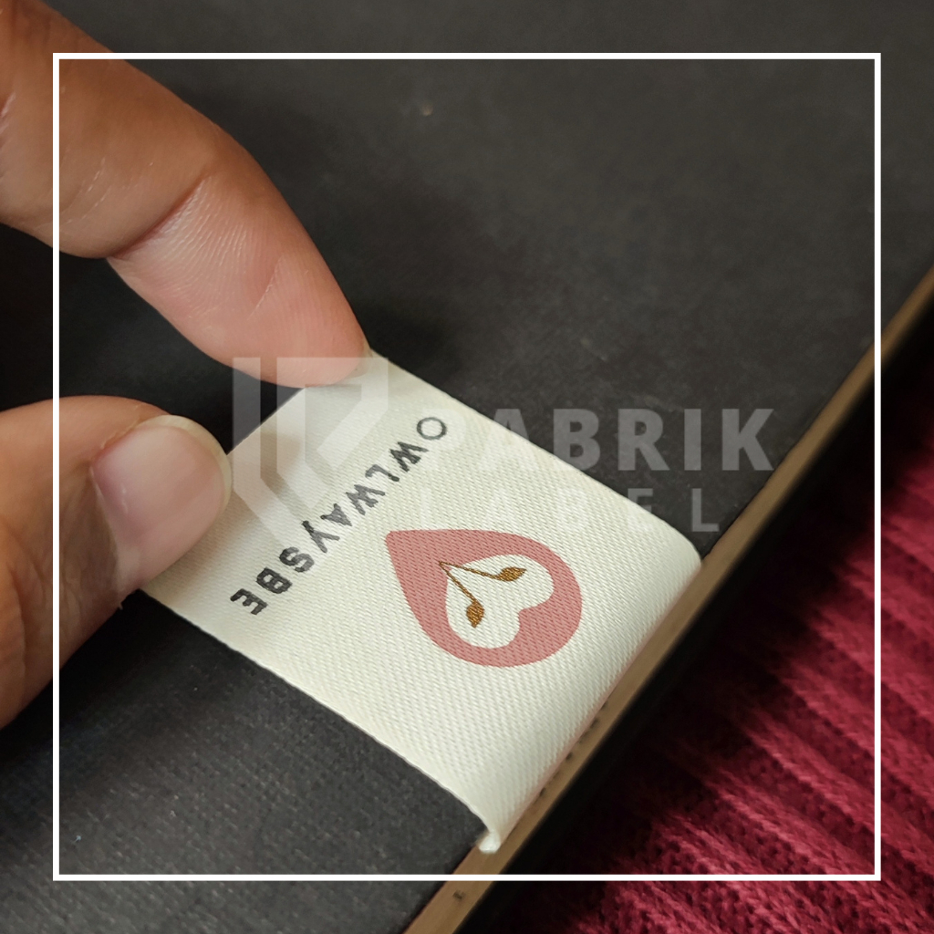 

Label Baju Custom Murah Bahan Katun Serat Tipis