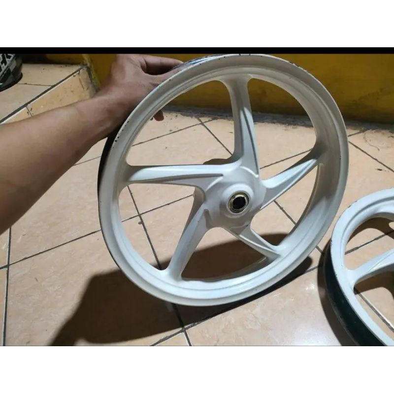 pelek roda depan belakang warna putih bawaan Honda secupi karbu masuk buat beat fi beat ESP Vario ka