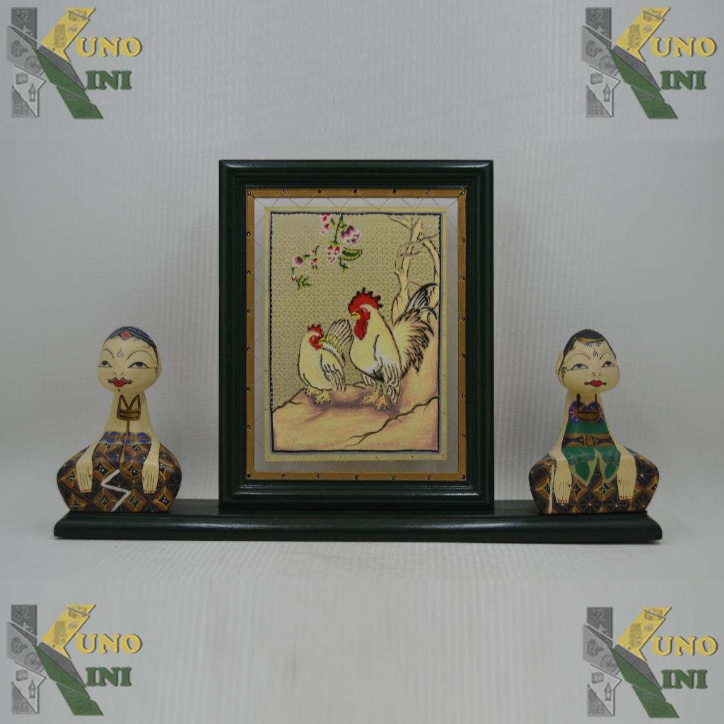 PAJANGAN KAYU SEPASANG PENGANTIN JAWA DAN LUKISAN AYAM JAGO