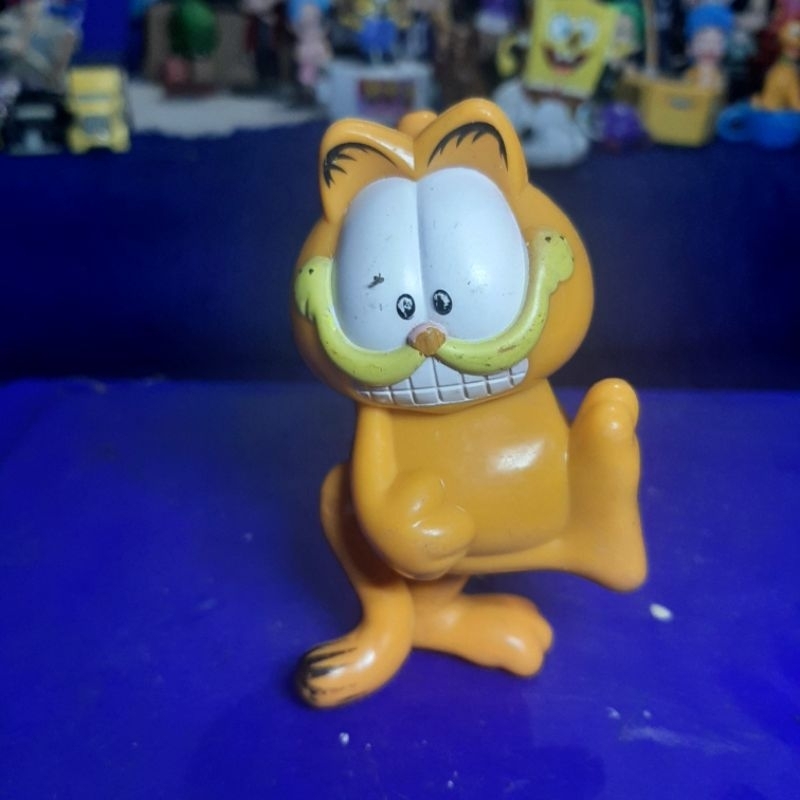 garfield figure paws