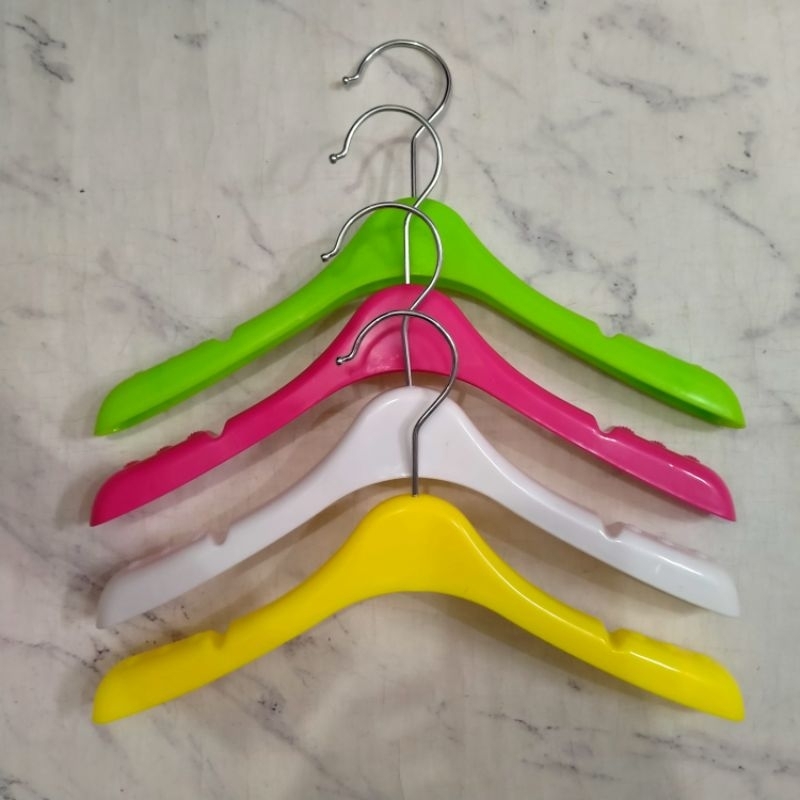 hanger anak plastik warna