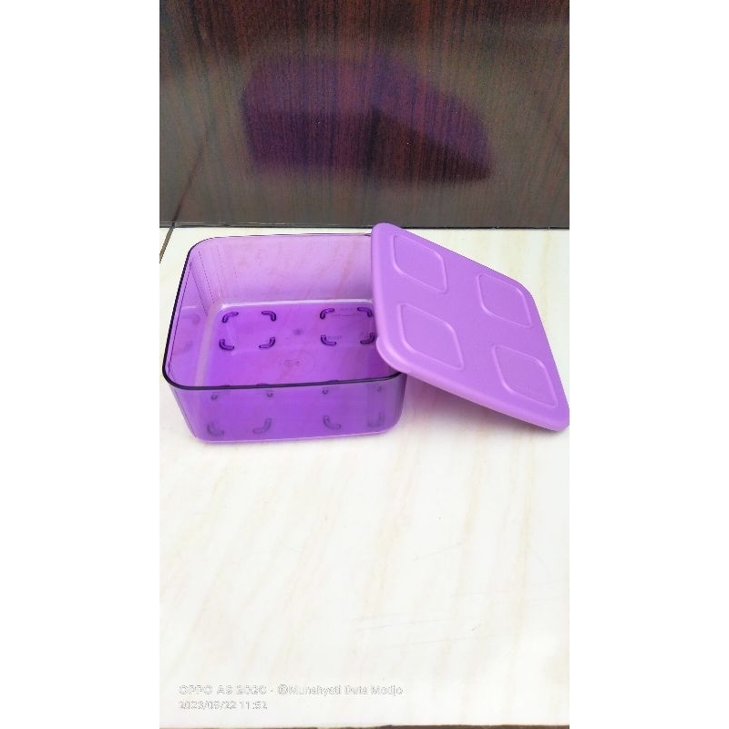 Tempat makan Tupperware