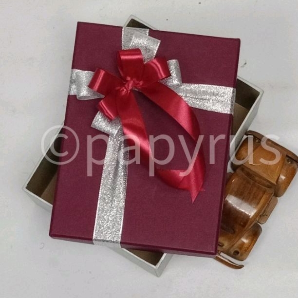 

PAPYRUS Kombinasi 15x20 Tinggi 5cm Kotak Kado Gift Box Hadiah V1