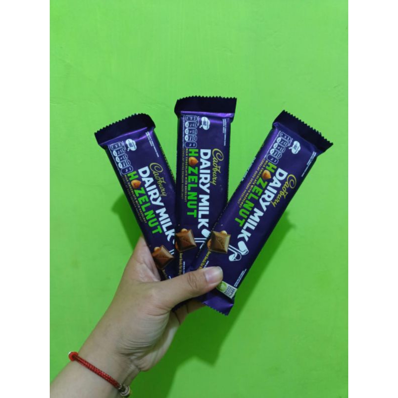 

coklat Cadbury 62gr HUZLE NUT exp Januari 2025