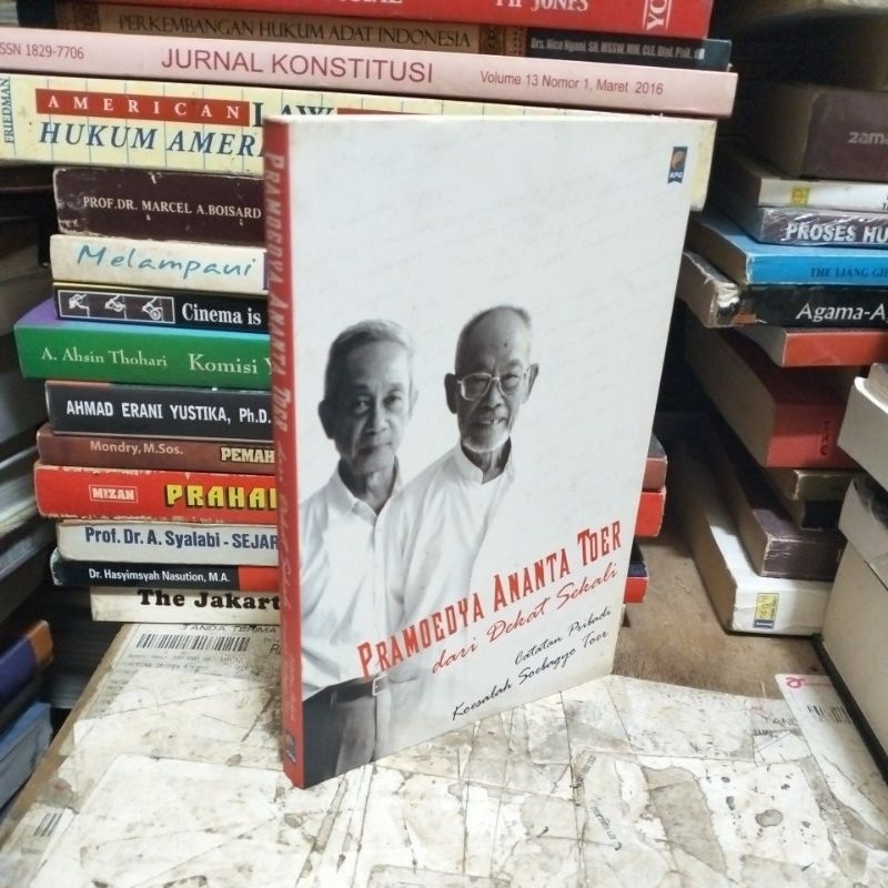 PRAMOEDYA ANANTA TOER Dari Dekat Sekali Catatan Pribadi Koesalah Soebagyo Toer