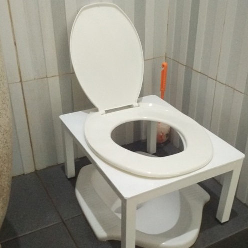 Dudukan Kursi Toilet Jongkok Portable Warna Krem Untuk Para Ibu Hamil dan Orang Tua Bisa Untuk Orang