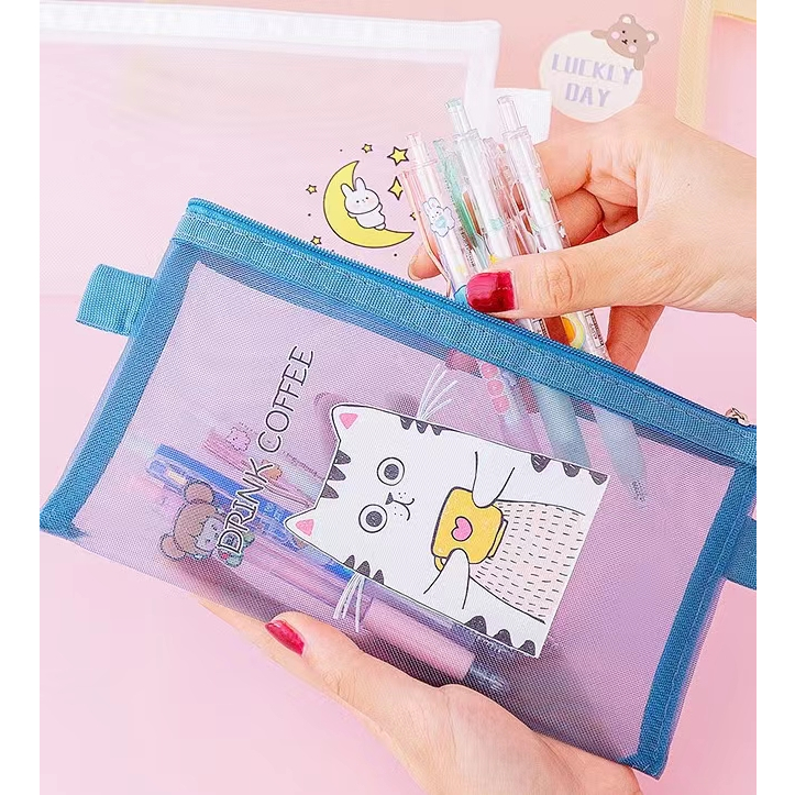 

Peri Tas Pensil Transparan Renda Sederhana untuk Siswa dengan Desain Kartun yang Trendy, Cocok untuk Penyimpanan Pena dan Kotak Pensil saat Ujian