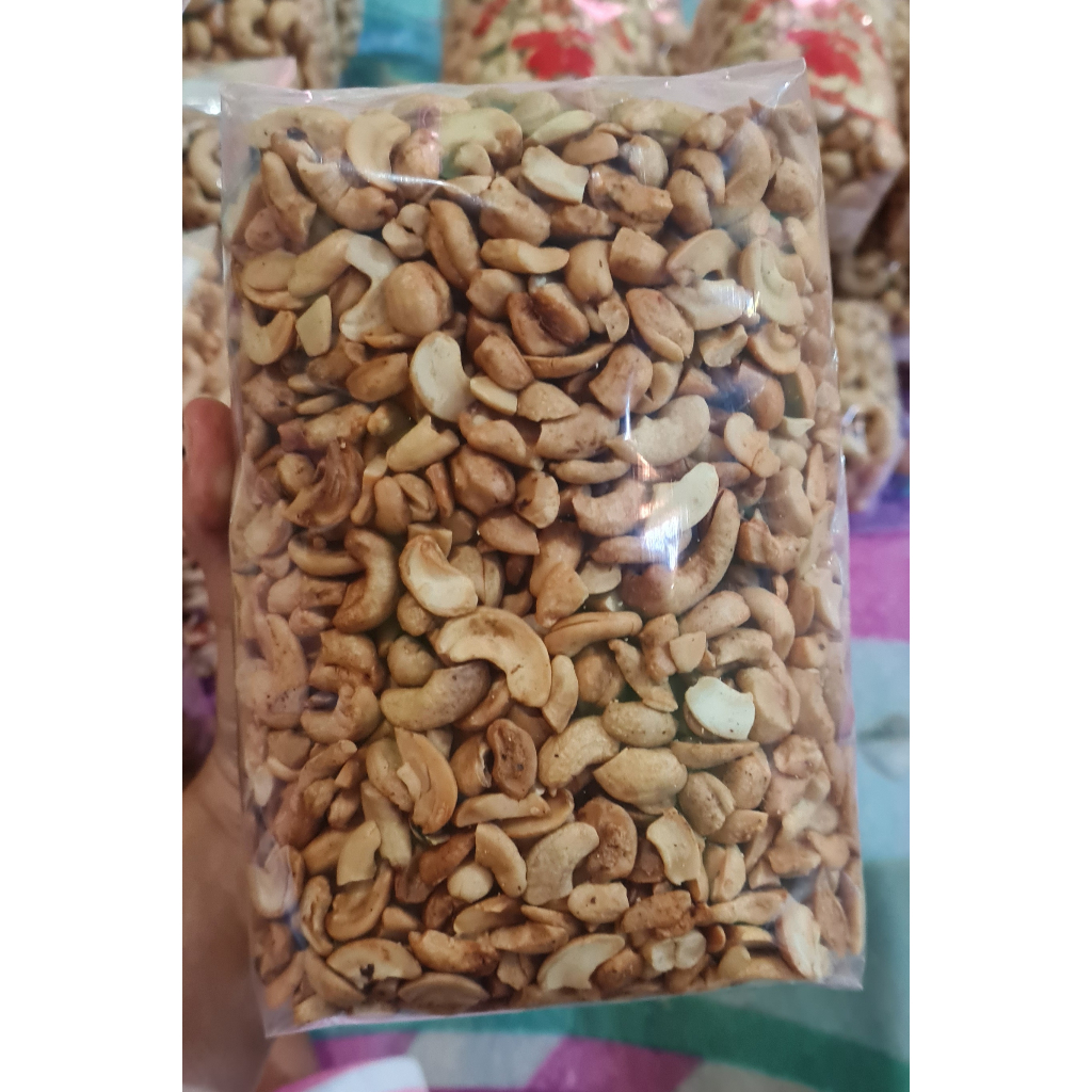 

Kacang Mete Remuk Matang Untuk Taburan Kue