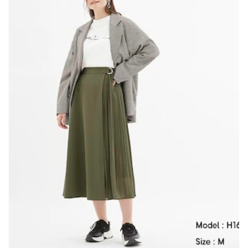 Gu by Uniqlo pleated skirt