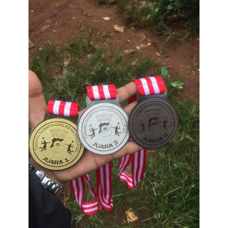 medali badminton bagus