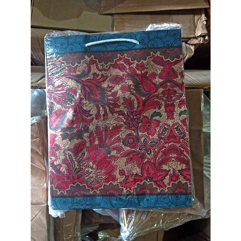 

PAPER BAG BATIK 20X9X25CM 04.20