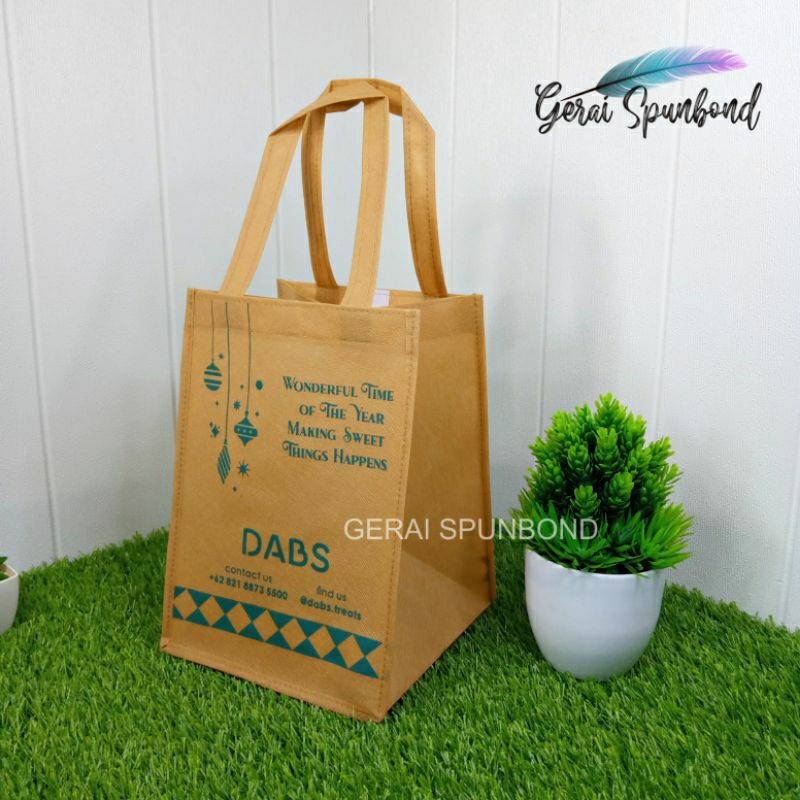 

Goodie Bag Spunbond Uk. 16cm x 16cm x 30cm Plus Sablon Custom