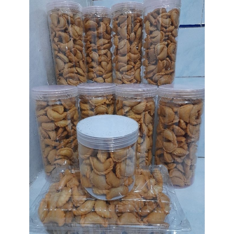 

pastel kering isi abon sapi.(bahan² premium) 500 gram