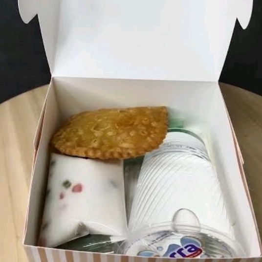 

Snack Box 2 Kue + Air Mineral Gelas Termurah