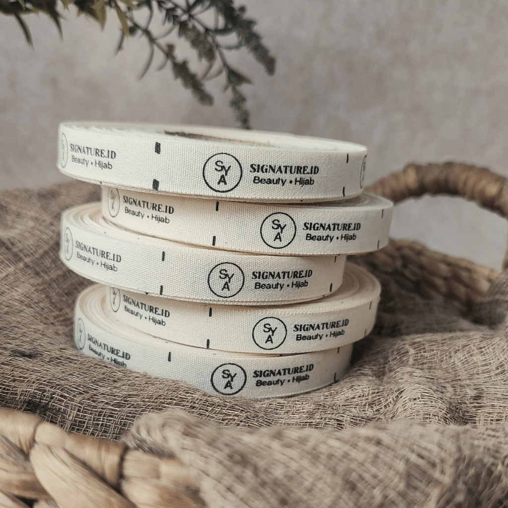 

LABEL KATUN HALUS 1,5cm, Label Baju Klambi Custom Bahan Katun Halus Murah cocok untuk label hijab - label baju - label kaos - label tas - label topi - label kemeja - label celana - label nama - label jahit