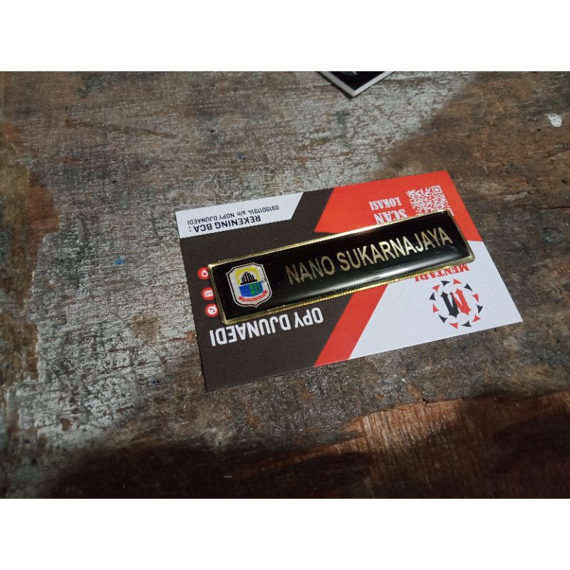 

nama dada, grafit,(peniti) bisa pakai logo OSIS atau kantor