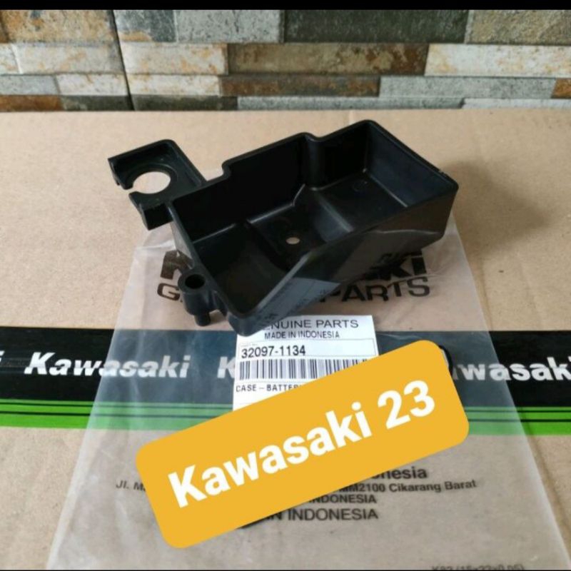 Tatakan wadah tempat cover bawah aki accu ninja r ss 150 orginal kawasaki