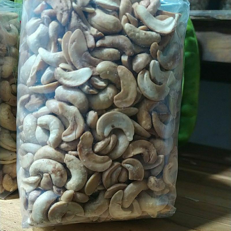 

Kacang mete belah 500 gram ,