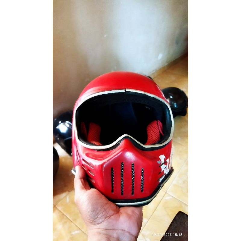 helm cakil merah supreme