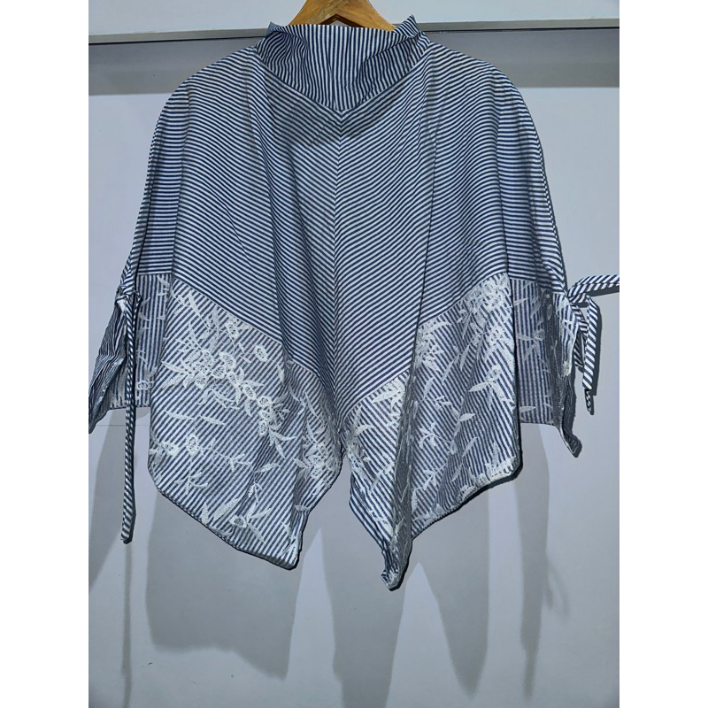 blouse kelelawar salur putih biru