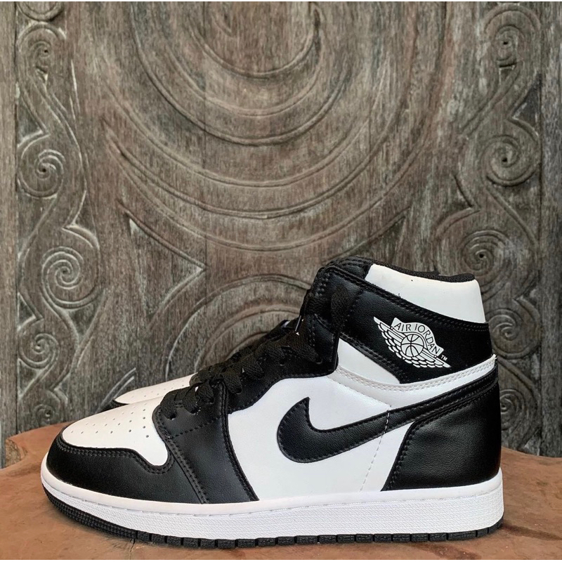 NIKE AJ1 RETRO BLACK WHITE