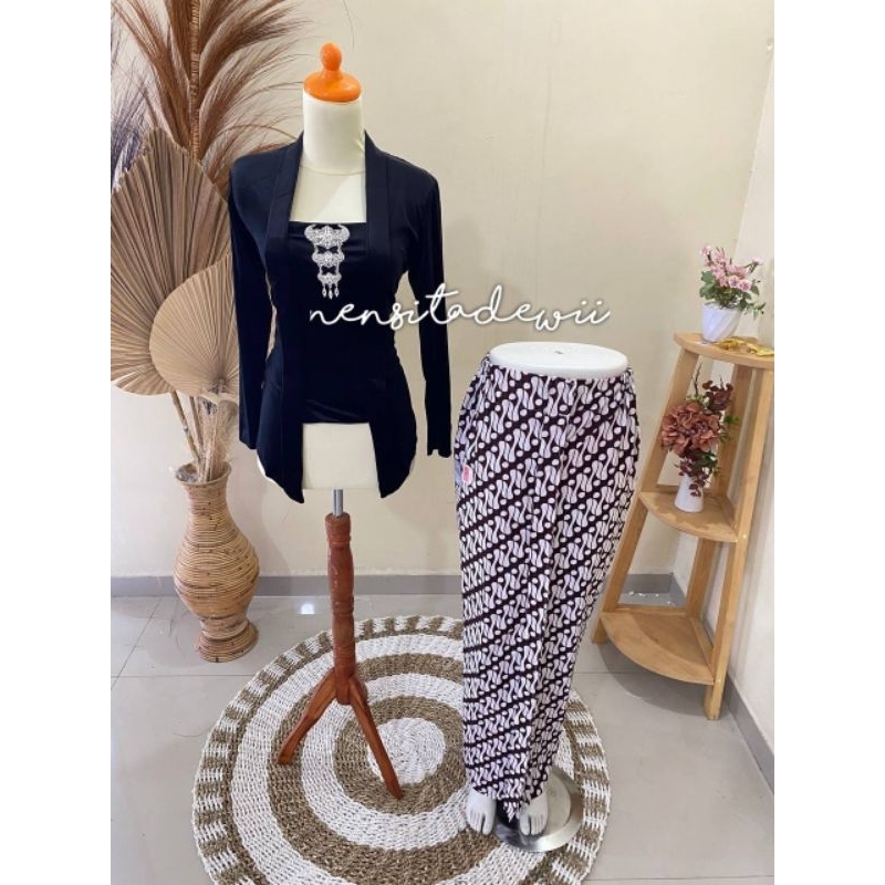 [Hitam] Kebaya Kutubaru + Jarik Instan / Motif Lereng Tanggung