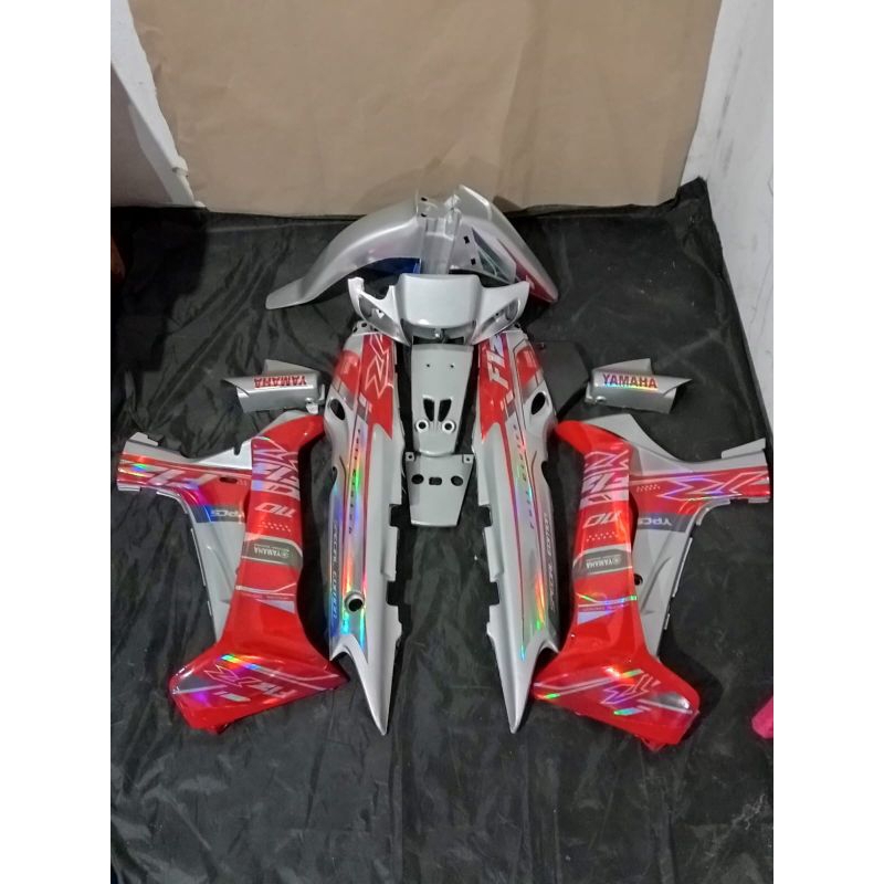 cover body FIZR halus warna merah silver striping hologram