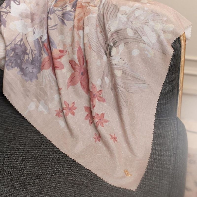 Preloved HEYLOCAL scarf (Lafs series amore scarf) lengkap with box dan catalogue ❗❗ buttonscarves pr