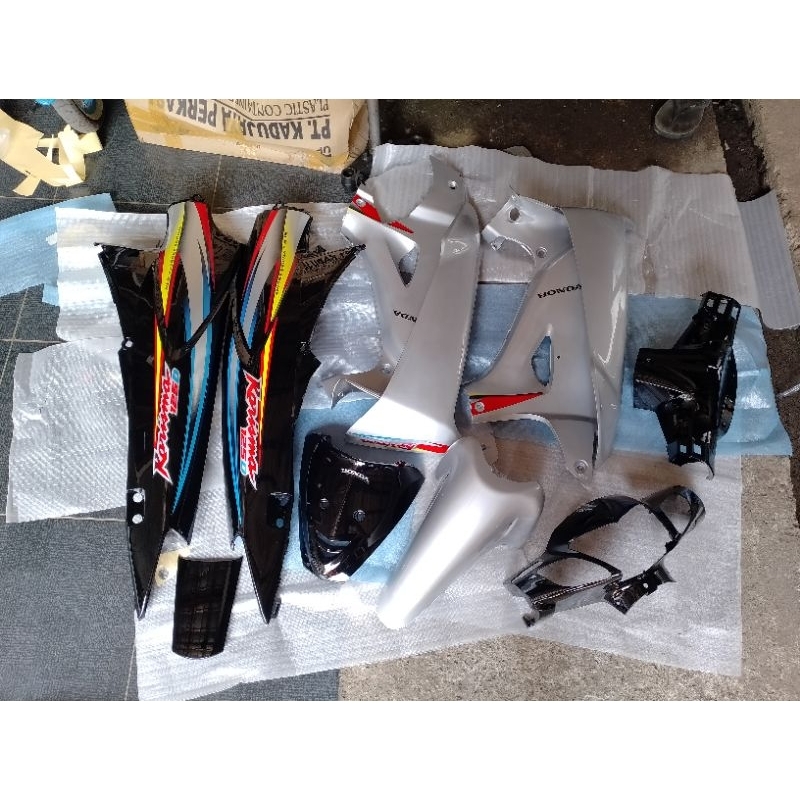 cover body bodi full halus karisma 125 d 2002 silver hitam