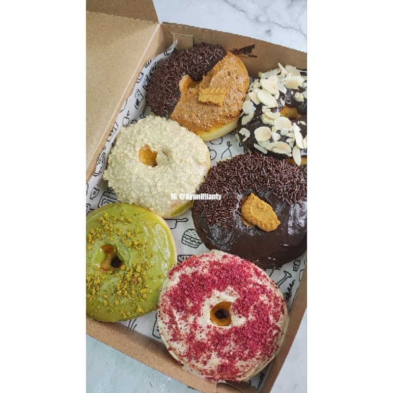 

Donat Toping 1 box, 1/2 Lusin isi 6