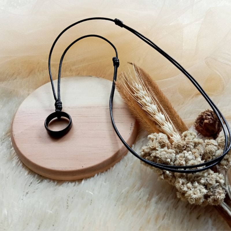 Kalung Tali Hitam Bandul Cincin