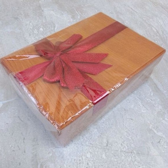 

Box Kado/Kotak Kado/Gift Box Premium Free Pita (16 × 11 × 5 )
