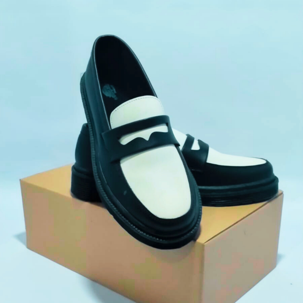 Sepatu Loafer Docmart Wanita Pria Hitam Putih