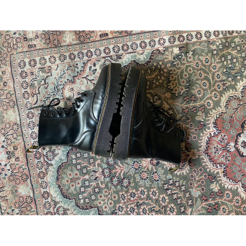 sepatu dr martens